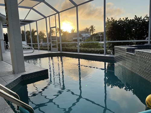 Have it all in paradise! Spacious Waterfront Home close to beach and restaurants