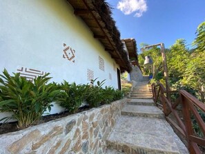 المنطقة المحيطة بالمنشأة