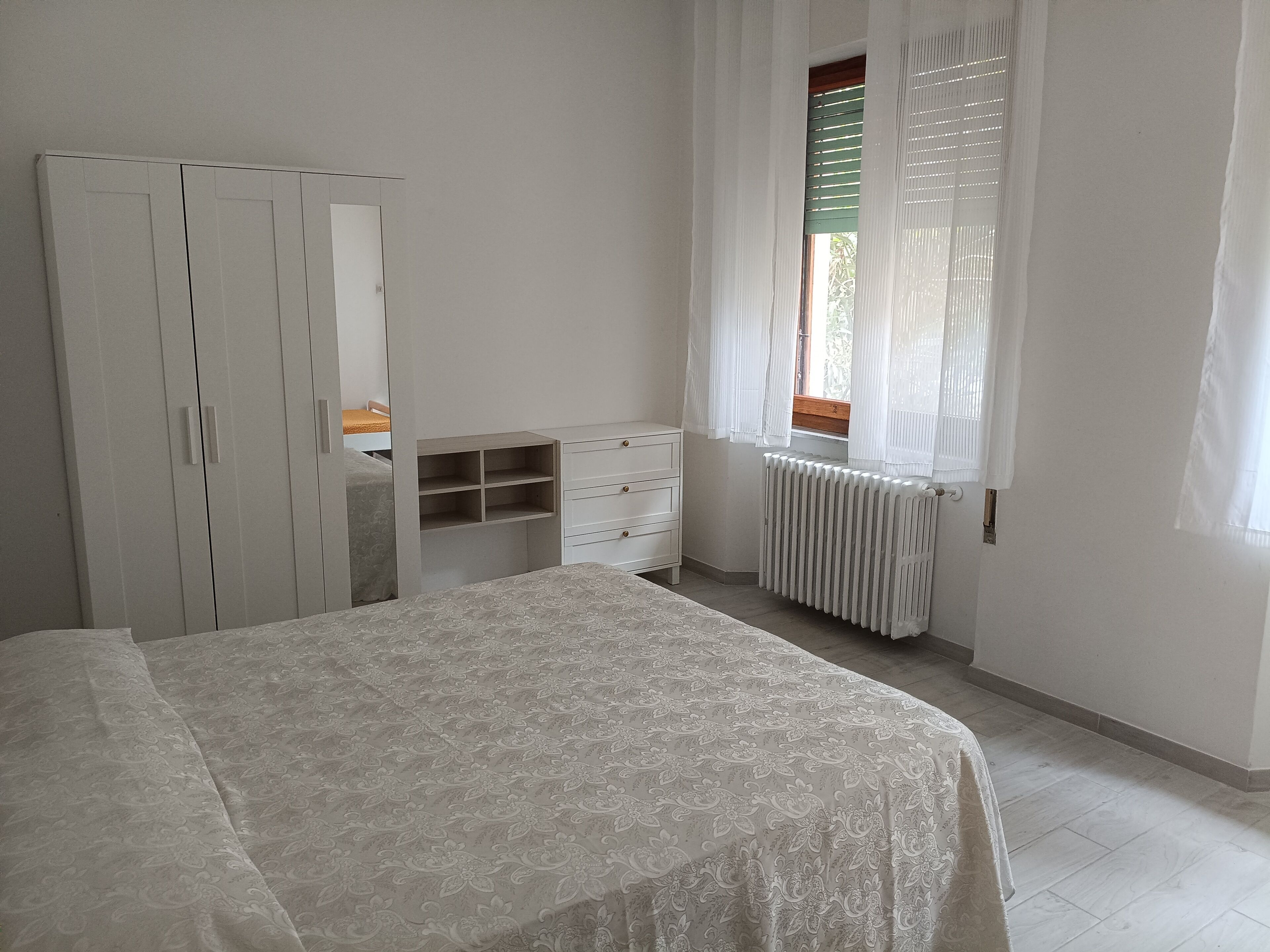 2 chambres, bureau, fer et planche à repasser, lit parapluie