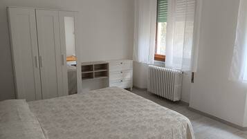 2 chambres, bureau, fer et planche Ă repasser, lit parapluie