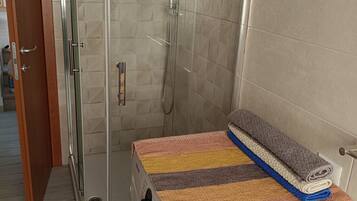 Haartrockner, Bidet, Handtücher, Seife