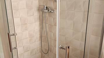 Dusche, Haartrockner, Bidet, Handtücher