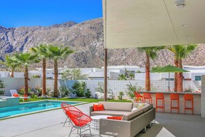 Unclassified image, 4 of 45, button