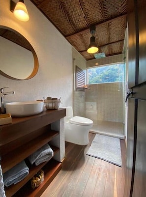 Amenidades de baño gratuitas, batas, toallas, jabón