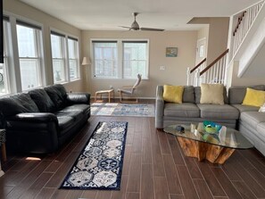 Smart TV, table tennis - Bay front in Beach Haven Terrace-3 boat slips, game room tons of new renovations (Long Beach)