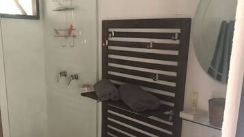 Toallas, jabón, papel de baño