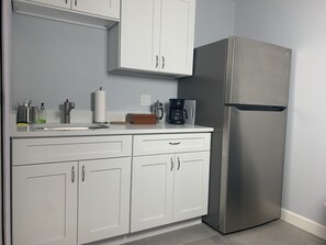 Refrigerador, microondas, horno y cafetera y tetera 