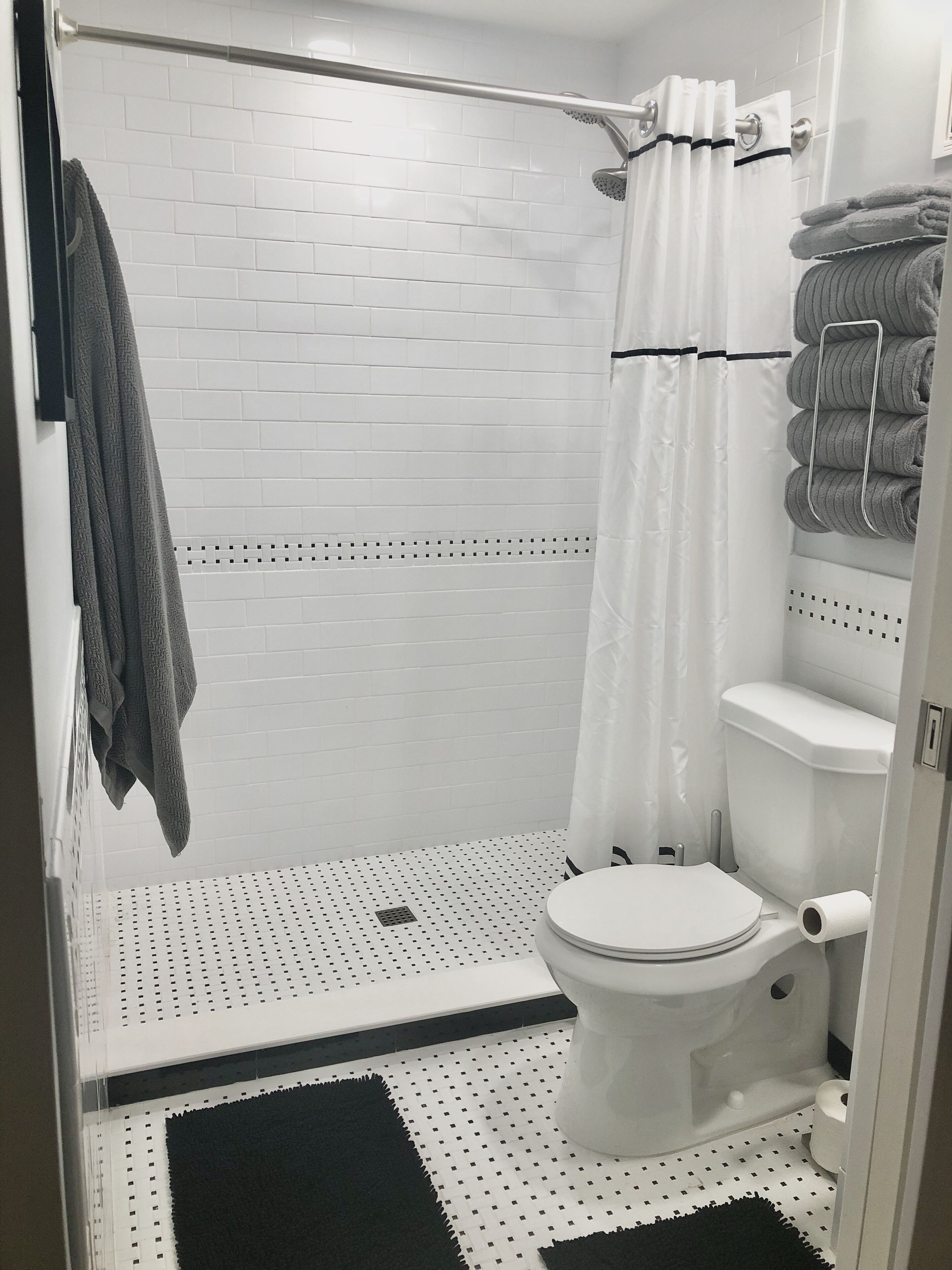 Douche, sèche-cheveux, serviettes fournies, savon