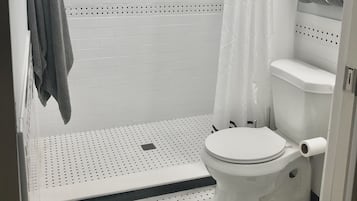 Douche, sĂšche-cheveux, serviettes fournies, savon