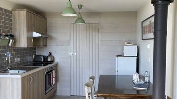 Cottage | Private kitchen | Fridge, microwave, oven, stovetop