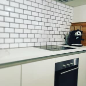 Een koelkast, een magnetron, een oven, een kookplaat