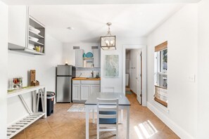 Fridge, microwave, oven, stovetop - Seamora - 3 min walk to Ocean/Hot Tub/Firepit/Pets (St. Augustine)