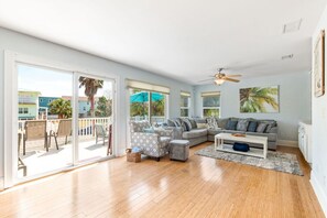 Smart-TV, peis, bordtennis og bøker