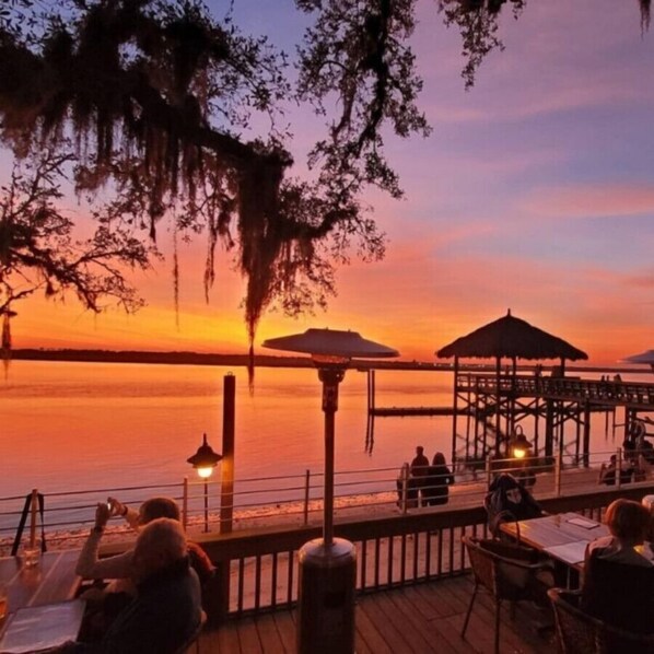 Outdoor dining - Seamora - 3 min walk to Ocean/Hot Tub/Firepit/Pets (St. Augustine)