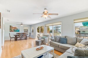 Smart-TV, peis, bordtennis og bøker