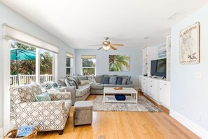 Smart TV, fireplace, table tennis, books - Seamora - 3 min walk to Ocean/Hot Tub/Firepit/Pets (St. Augustine)