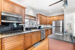 Fridge, microwave, oven, stovetop - Seamora - 3 min walk to Ocean/Hot Tub/Firepit/Pets (St. Augustine)