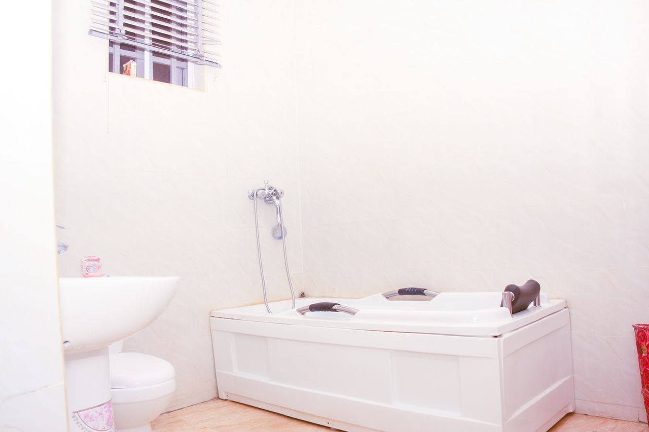 Serviettes fournies, papier toilette