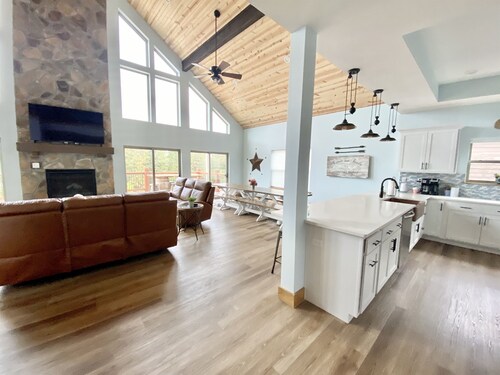 Arrowhead Lodge-ADA Lake view w/Pickleball Court!