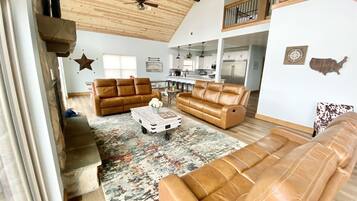 Télévision à écran plat, cheminée, enceintes connectées