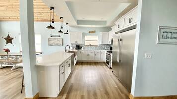 Grand réfrigérateur, micro-ondes, four, plaque de cuisson