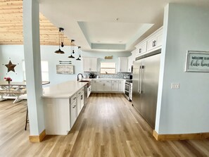 Großer Kühlschrank, Mikrowelle, Ofen, Herdplatte