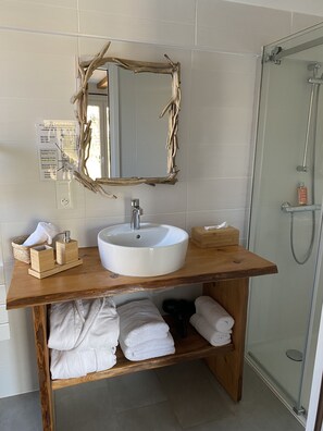 Shower, hair dryer, towels, soap - Le Clos Bleu-Chambres d'hôtes-Gîte (Schillersdorf)