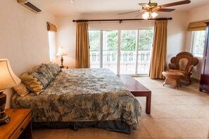 4 Schlafzimmer, Schreibtisch, Bügeleisen/Bügelbrett, Reisekinderbett
