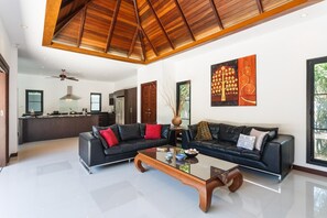 Smart TV, stereo - Frangipani large pool villa - garden, BBQ & maid (Nai Harn)