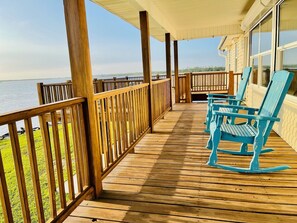 Terrace/patio - Hooked On Calcasieu - Waterfront Peninsula Lake House (Lake Charles)