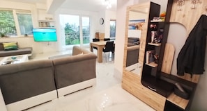 Una Smart TV, videojuegos, un reproductor de DVD, un futbolín