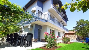 Outdoor dining - Fabulous holiday home with sea view for the whole family! (Balchik)