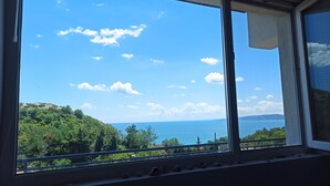A view through a window with a clear sky and distant sea. - Fabulous holiday home with sea view for the whole family! (Balchik)