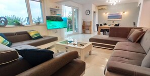 Smart TV, video games, DVD player, table football - Fabulous holiday home with sea view for the whole family! (Balchik)