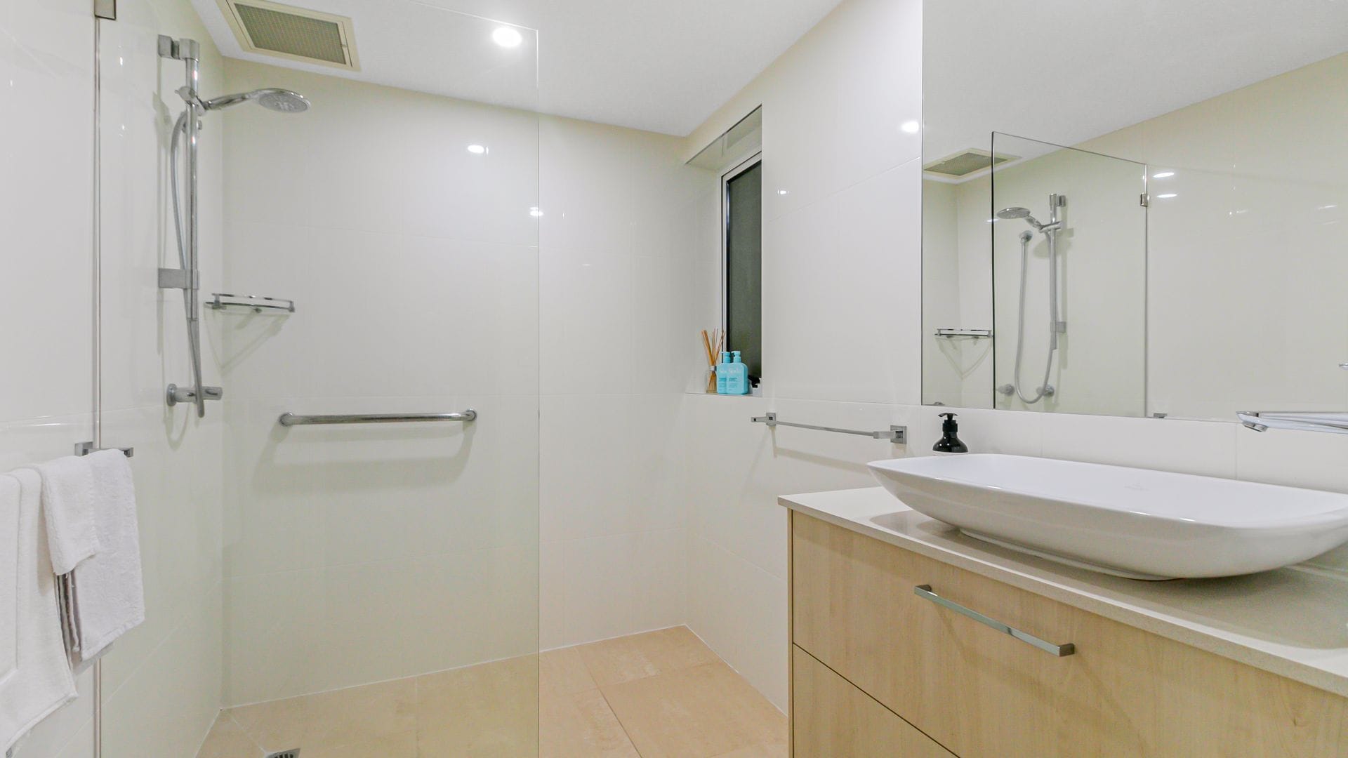 Orion 6 - Beachfront Rainbow Bay - All Linen Supplied - Min. 3 Night Stays! — image 21