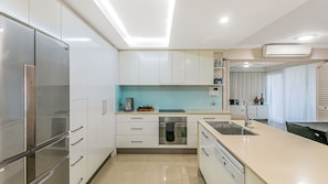 Fridge, microwave, stovetop, dishwasher