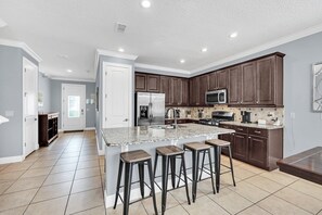 ثلاجة، ميكروويف، فرن، موقد طهي مسطح