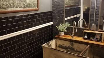 浴缸、吹风机、毛巾、肥皂