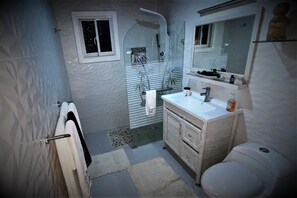 Een douche, een bubbelbad, een haardroger, handdoeken