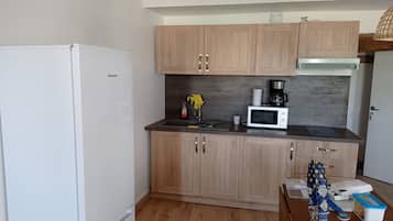 Refrigerador, microondas, placa de cocina, cafetera/tetera