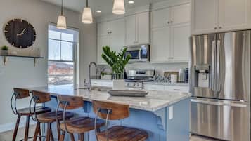 Frigorifero, microonde, forno, piano cottura