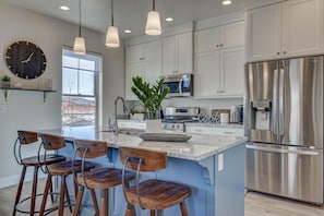 Een koelkast, een magnetron, een oven, een kookplaat