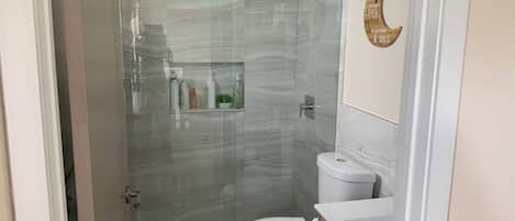 Dusche, Haartrockner, Handtücher, Seife
