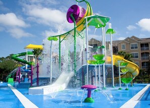 Utomhuspool och uppvärmd pool
