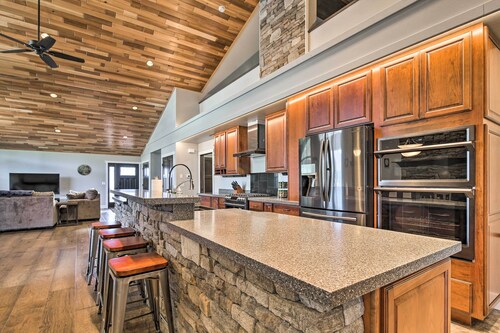 Mendenhall Valley Escape w/ Furnished Deck!