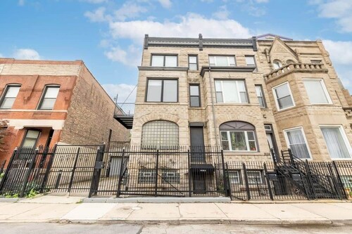 Modern 4 Bedroom Greystone | White Sox