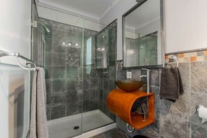 Badewanne, Haartrockner, Handtücher, Shampoo