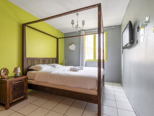 3 bedrooms, iron/ironing board, WiFi, bed sheets