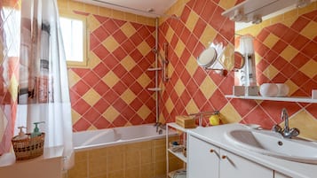 Bathtub, free toiletries, hair dryer, towels