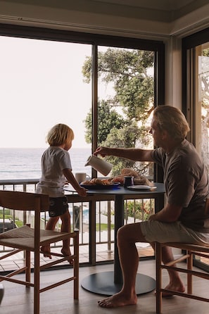 Dining - BAY PROPERTIES | Seadrifter (Yamba)